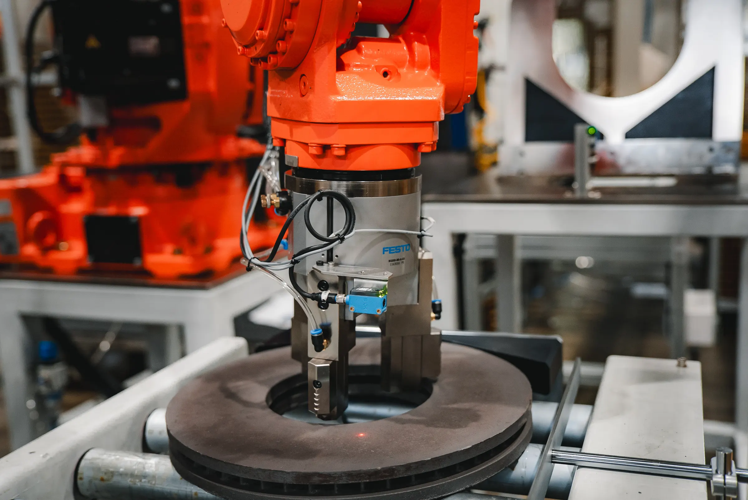 Second industrial robot cell at the Neotech plant
